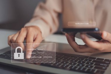 Kadın el, kimlik doğrulama işlemi için cep telefonundan alınan bir seferlik parola girerek web sayfasına, mobil OTP güvenlik kimlik doğrulama yöntemine, 2 adımlı kimlik doğrulama web sayfasına giriş yapar.