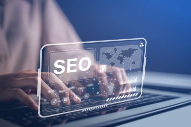 Daha iyi arama sonuçları sağlamak ve web sitesi trafik sıralamalarını yükseltmek için site geliştirme araçlarını yönetmek için dizüstü bilgisayar kullanan yönetimler. Arama motoru sıralamaları için SEO aracı ile web sitesi optimize ediliyor.