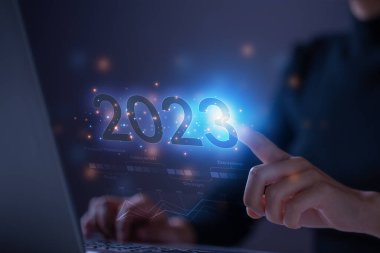 İşadamı 2023 numaraya dokunuyor ve gelecek yıl işlerini ilerletmeyi planlıyor..
