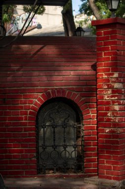 Pencerenin ve bacanın etrafında kırmızı tuğla duvar