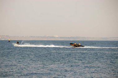 Bir yaz günü mavi denizde bir gemi