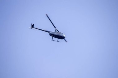 Helikopter mavi yaz gökyüzünde gündüz, hava taşımacılığı