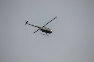 Helikopter mavi yaz gökyüzünde gündüz, hava taşımacılığı