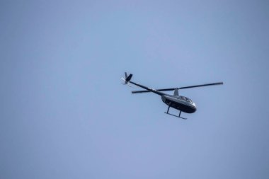 Helikopter mavi yaz gökyüzünde gündüz, hava taşımacılığı