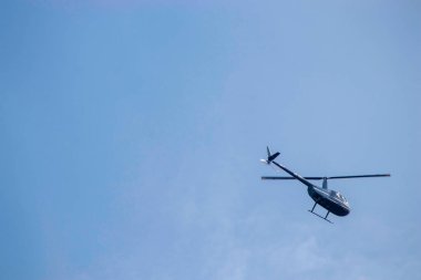Helikopter mavi yaz gökyüzünde gündüz, hava taşımacılığı