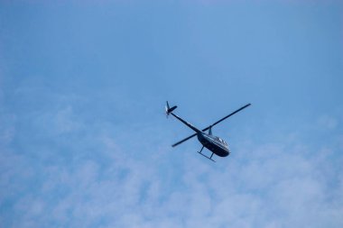 Helikopter mavi yaz gökyüzünde gündüz, hava taşımacılığı