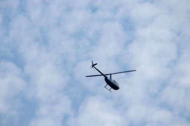 Helikopter mavi yaz gökyüzünde gündüz, hava taşımacılığı