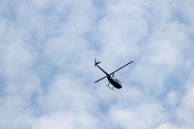 Helikopter mavi yaz gökyüzünde gündüz, hava taşımacılığı