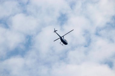 Helikopter mavi yaz gökyüzünde gündüz, hava taşımacılığı