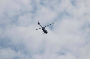 Helikopter mavi yaz gökyüzünde gündüz, hava taşımacılığı