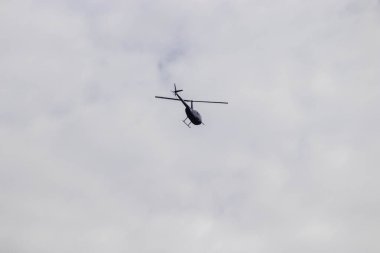 Helikopter mavi yaz gökyüzünde gündüz, hava taşımacılığı