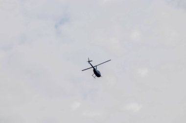 Helikopter mavi yaz gökyüzünde gündüz, hava taşımacılığı