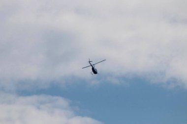 Helikopter mavi yaz gökyüzünde gündüz, hava taşımacılığı