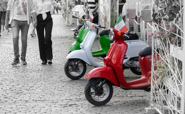 Bunte Mopeds Auf Einer Schwarz Weißen Straße Einem Hellen Tag — Stockfoto