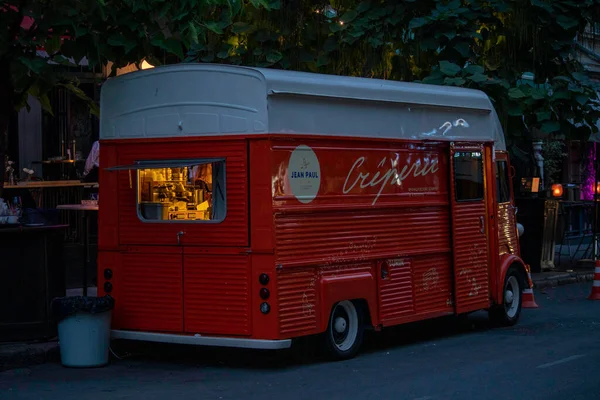 Ein Großes Rotes Auto Dem Essen Zubereitet Wird Steht Abends — Stockfoto