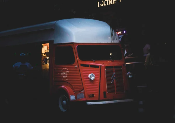 Ein Großes Rotes Auto Dem Essen Zubereitet Wird Steht Abends — Stockfoto