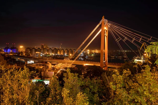 Великий Міст Вночі Під Світлом Ліхтарів — стокове фото
