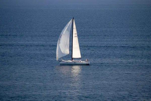 在晴天的蓝海中 白船在船上休息 — 图库照片