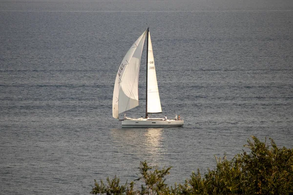 Bateau Blanc Dans Mer Bleue Par Une Journée Ensoleillée Repos — Photo