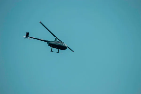 Вертоліт Блакитному Літньому Небі Вдень Повітряний Транспорт — стокове фото