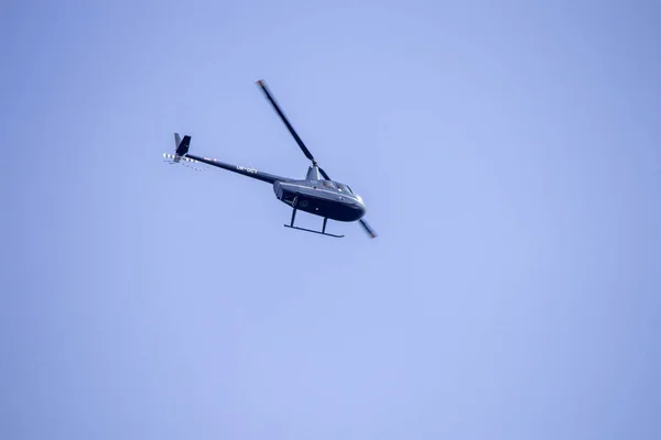 青い夏の空のヘリコプター — ストック写真