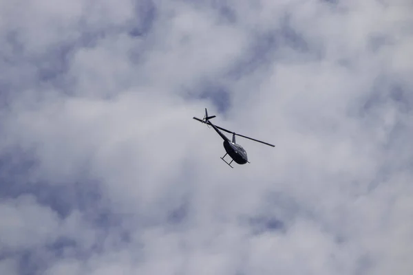 青い夏の空のヘリコプター — ストック写真
