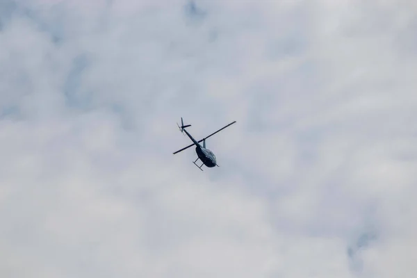 Вертоліт Блакитному Літньому Небі Вдень Повітряний Транспорт — стокове фото