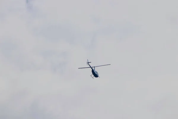 Вертолет Голубом Летнем Небе Днем Воздушный Транспорт — стоковое фото