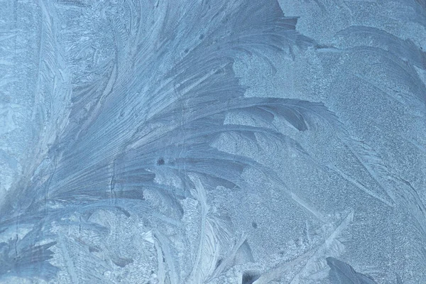 玻璃上的冰图案 玻璃上美丽的冬季图案 — 图库照片