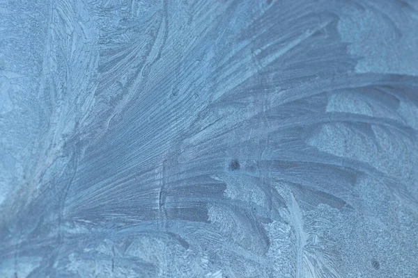 玻璃上的冰图案 玻璃上美丽的冬季图案 — 图库照片