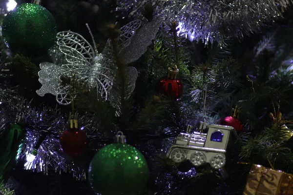 圣诞树装饰 彩色圣诞玩具 — 图库照片