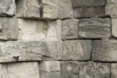 Beyaz rulo eski duvar, kısmen yıkılmış duvar yüzeyi