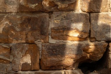 karanlık, kirli yanmış duvar, eski tuğla, sobanın yanında.