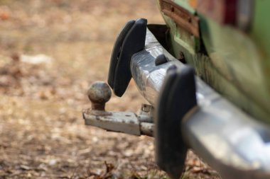 Eski paslı tampon, güneşli bir günde kuru arazinin arka planında.