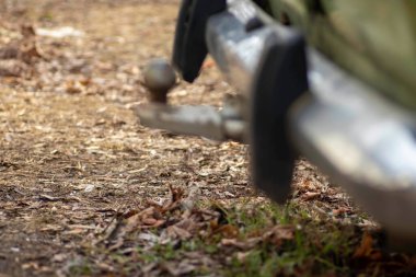 Eski paslı tampon, güneşli bir günde kuru arazinin arka planında.