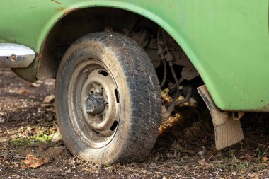 Araba yerde, eski bir araba, terk edilmiş.