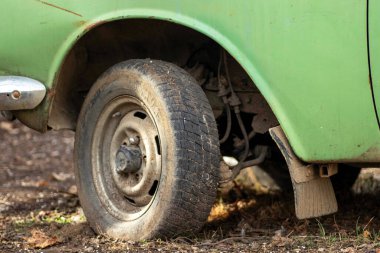 Araba yerde, eski bir araba, terk edilmiş.