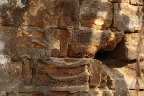 Karanlık Kirli Yanmış Duvar Eski Tuğla Sobanın Yanında — Stok fotoğraf