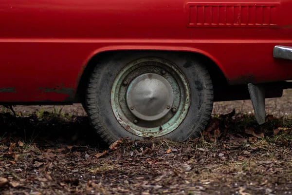 Samochód Ziemi Koło Starego Samochodu Opuszczony Czerwony Samochód — Zdjęcie stockowe