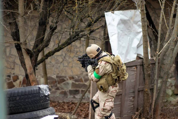 Airsoft Hra Hráč Uniformě Helmě Airsoftovou Zbraní Speciální Hrací Ploše — Stock fotografie