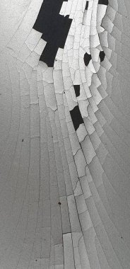 Gri boyalı çatlaklı araba.