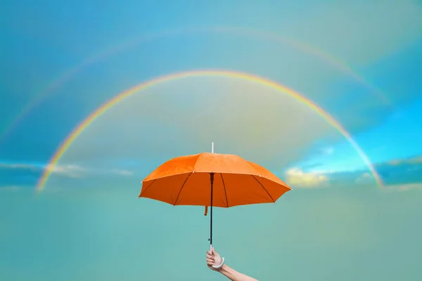 Homme Tenant Parapluie Orange Deux Arcs Ciel Avec Fond Bleu — Photo