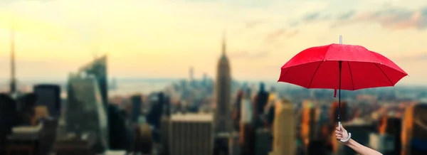 Рука Человека Держит Красный Зонтик Фоне Городского Пейзажа — стоковое фото