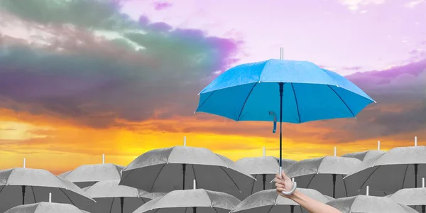 Hand Houden Blauwe Paraplu Donkere Paraplu Prachtige Kleurrijke Hemel Achtergrond — Stockfoto