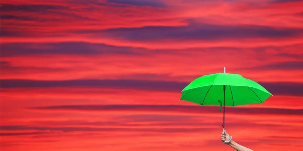 Человек Зеленым Зонтиком Фоне Красного Неба Облаков Закате — стоковое фото