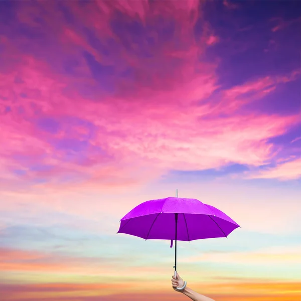 Homem Segurando Guarda Chuva Roxo Frente Belo Fundo Céu — Fotografia de Stock