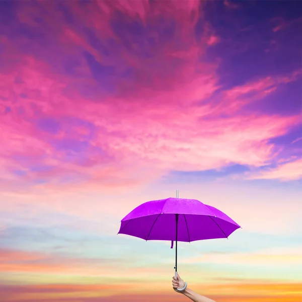 Человек Фиолетовым Зонтиком Фоне Прекрасного Неба — стоковое фото