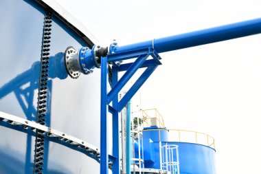 Su Çelik Borusu Flanj Borusu ve Esnek Hortum ile Su Tankına Bağlı. Endüstriyel Kavram