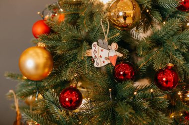 Noel ağacı. Tahta melek ve cam küreler