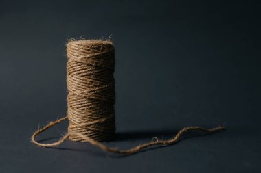 Siyah arkaplanda doğal keten ip sicimi